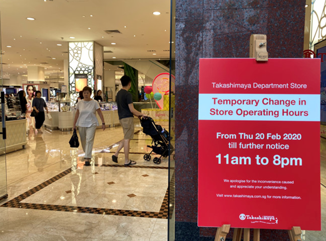Trung tâm thương mại Takashimaya trên phố Orchard thông báo từ ngày 20.2.2020 sẽ mở cửa từ 11 giờ đến 20 giờ thay vì 10 giờ đến 21 giờ 30 như bình thường. Ảnh: Vũ Lan Hương
