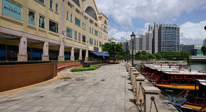 Dãy nhà hàng và du thuyền bên sông Singapore gần như không một bóng người-Ảnh: Enrico Massa