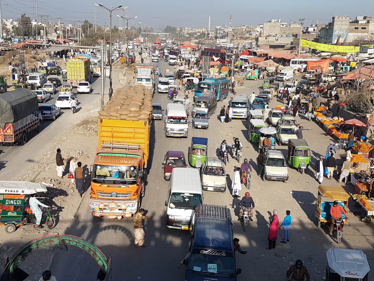 Các phương tiện tham gia giao thông trên một tuyến đường chính ở Pakistan - Ảnh  Thomson Reuters Foundation