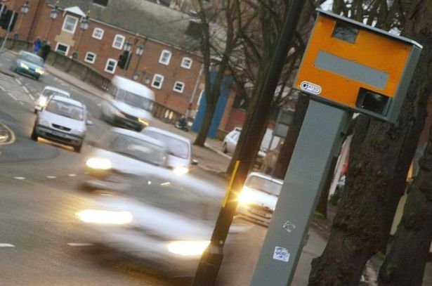 Hơn 10.500 tài xế tại Anh, dù bị trừ hết 12 điểm bằng lái, vẫn vô tư lái xe trên đường