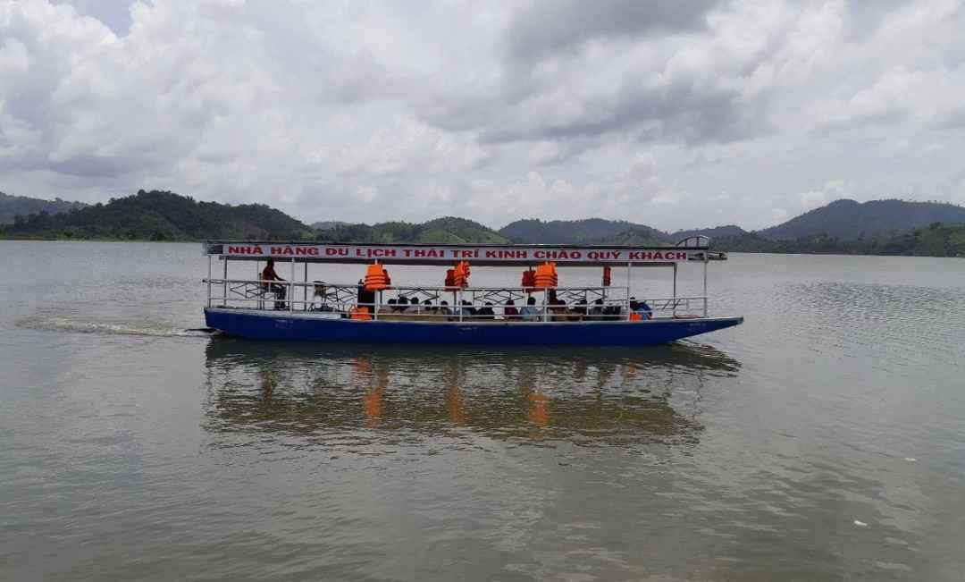 Thuyền chưa đăng kiểm, đăng ký vẫn hoạt động chở khách du lịch thăm quan hồ Lắk - Ảnh minh họa Baotainguyenmoitruong