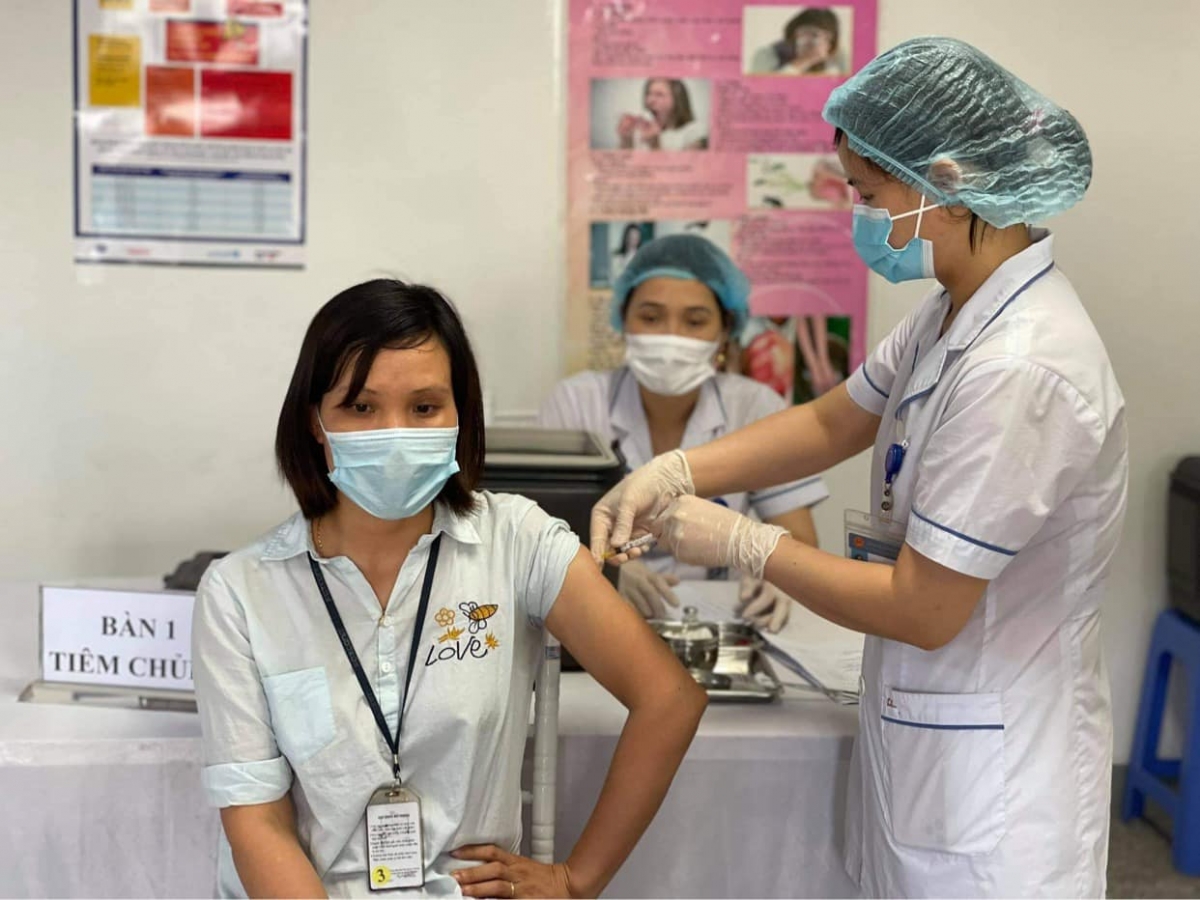 công nhân khu công nghiệp Quế Võ (Bắc Ninh) được tiêm vaccine COVID-19. (Ảnh: Bộ Y tế)