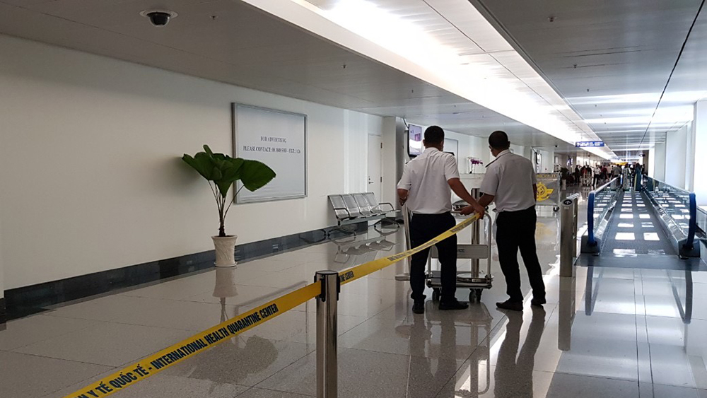 Các nhân viên kiểm dịch luôn túc trực tại sân bay