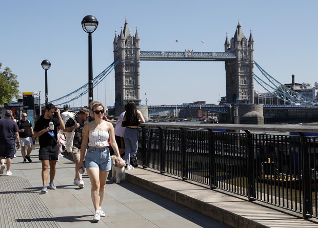 Người dân đi bộ dọc bờ sông Thames ở London, Anh ngày 1/6/2021. (Ảnh: THX/TTXVN)