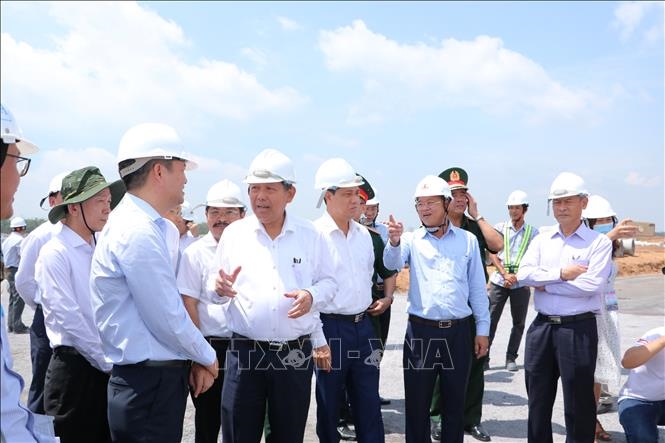 Phó Thủ tướng Trương Hòa Bình kiểm tra tiến độ Khu tái định cư Lộc An - Bình Sơn. (Ảnh: Công Phong - TTXVN)