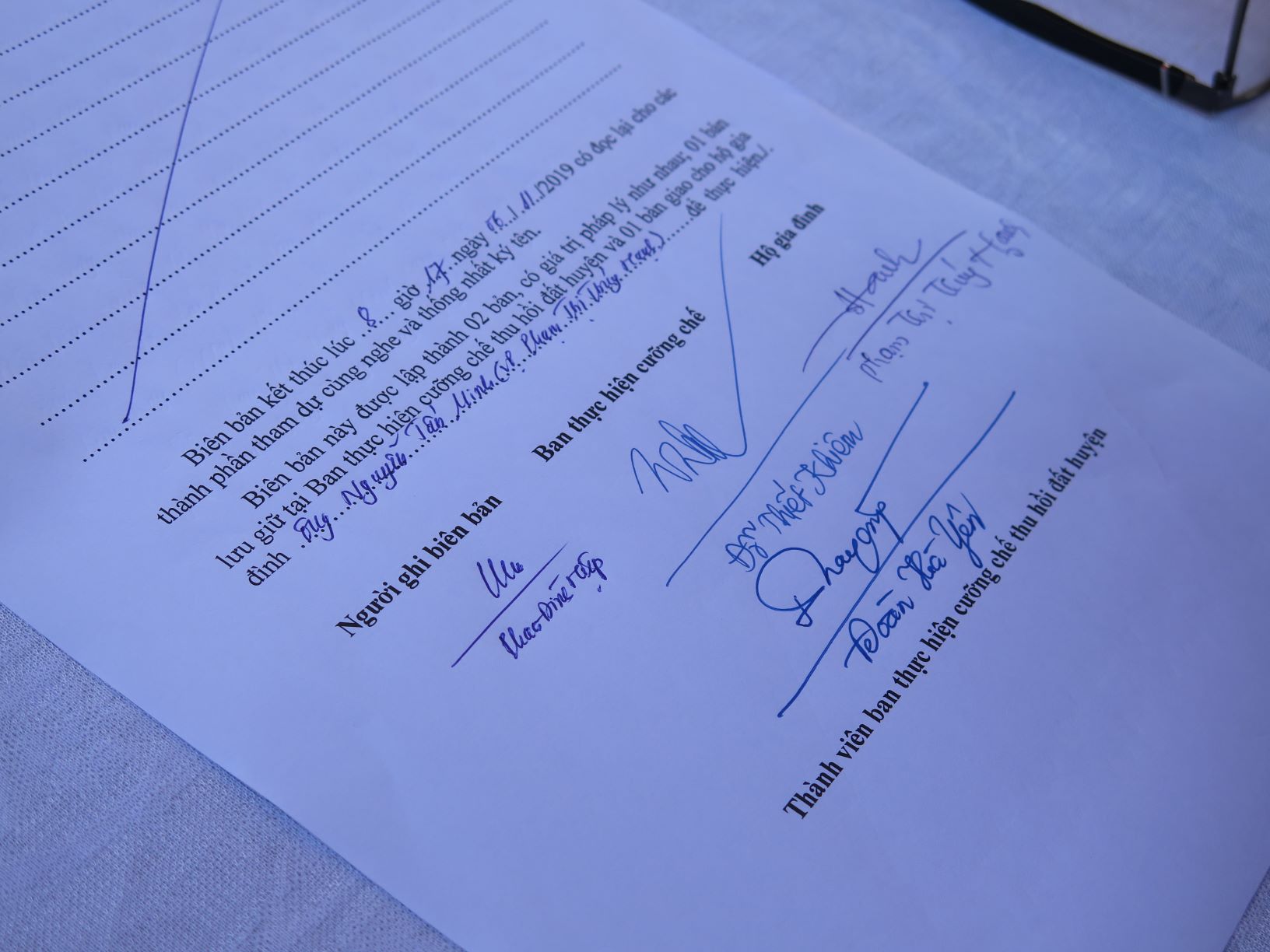 Đại diện gia đình ông Nguyễn Tấn Minh đã ký đơn bàn giao mặt bằng