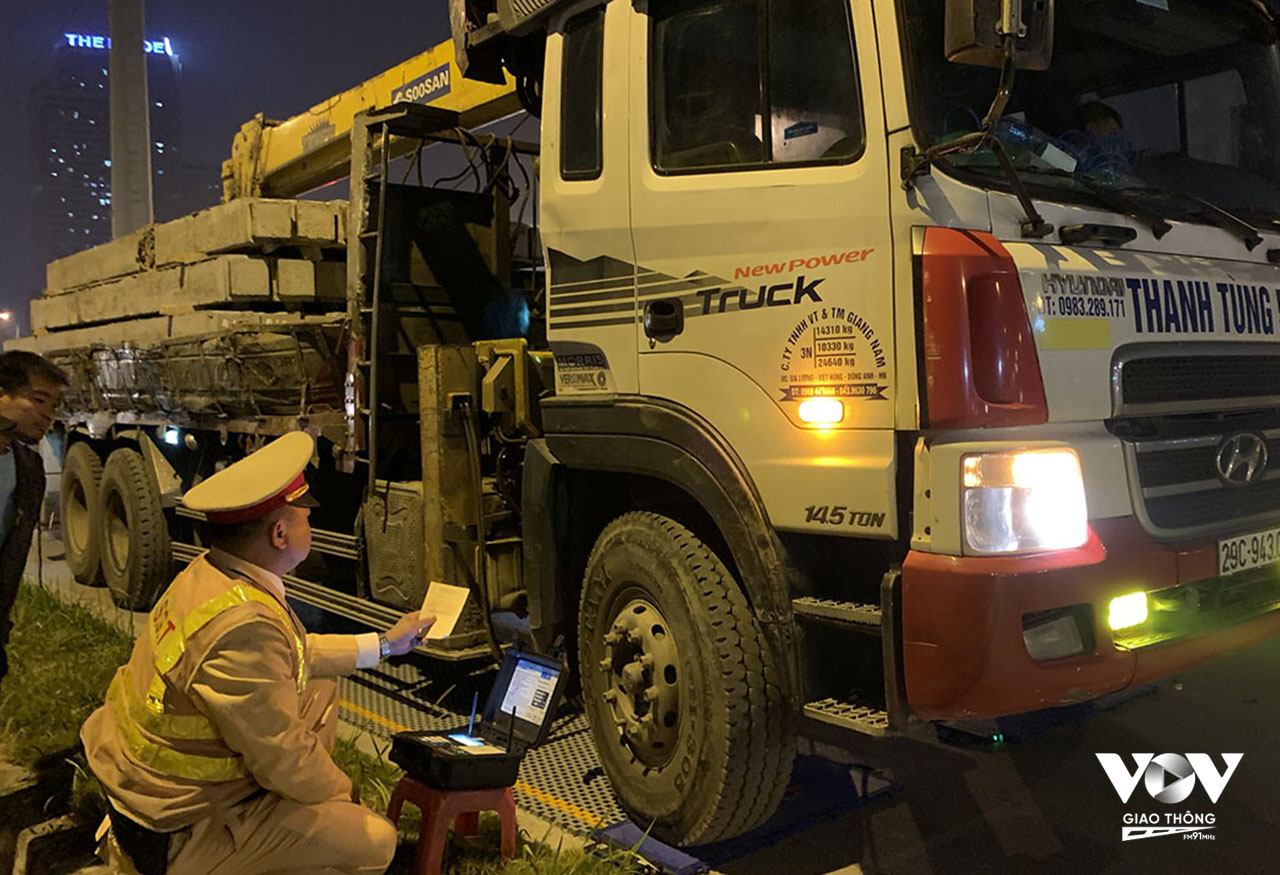Lực lượng CSGT kiểm tra tải trọng 1 xe tải chở vật liệu xây dựng tại quận Hà Đông, Hà Nội 