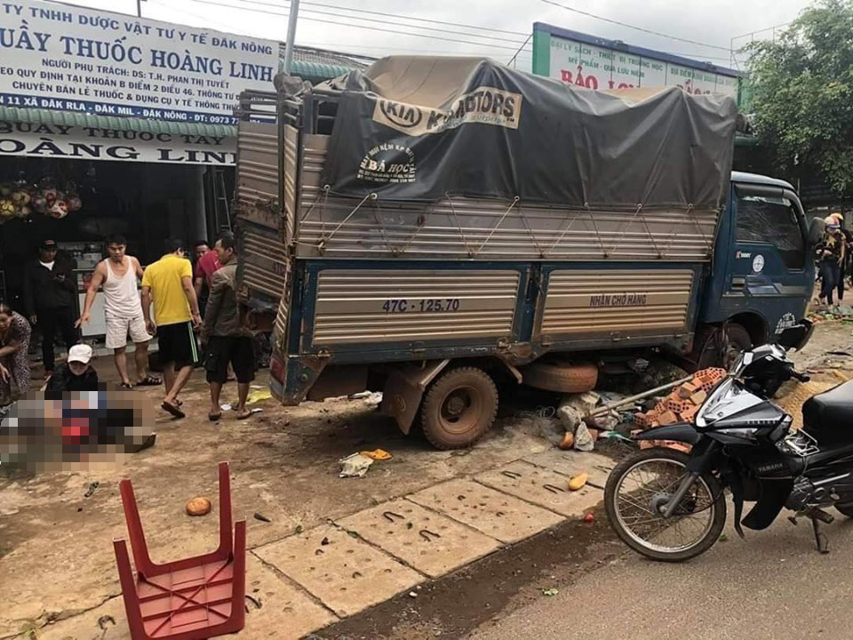 xe tải gây tai nạn nghiêm trọng tại chợ Đăk Rla