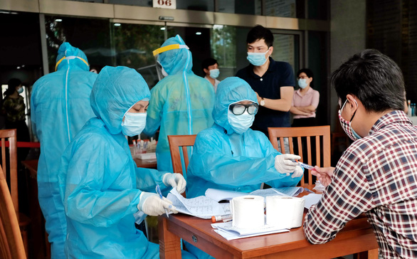 Nhân viên y tế lấy mẫu xét nghiệm COVID-19 cho nhóm đối tượng có nguy cơ cao tại Trung tâm hành chính TP Đà Nẵng - Ảnh: Tuổi trẻ