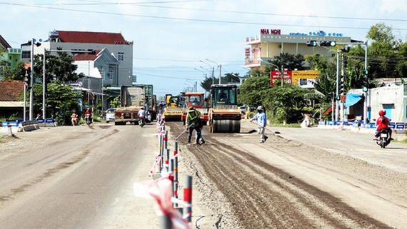 Khắc phục, sửa chữa các đoạn đường hư hỏng trên tuyến QL1A qua tỉnh Bình Định.