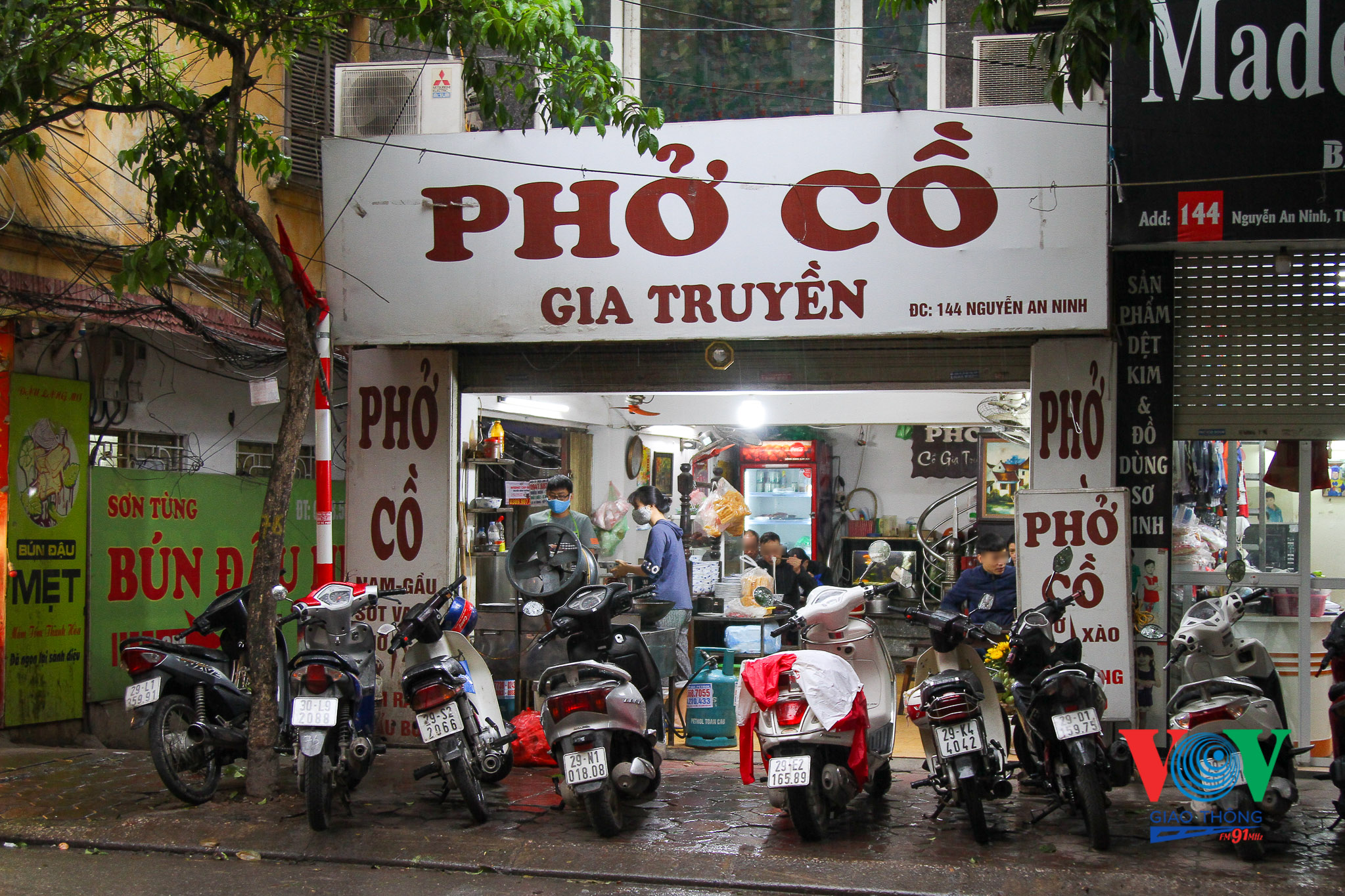 Hiện nhiều hàng quán tại Hà Nội đã mở cửa trở lại