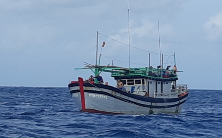 Tàu cá PY 92359TS đang được tàu 788 cứu kéo về đảo Sinh Tồn