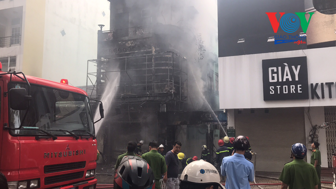 Cháy lớn nhà dân, 2 vợ chồng mắc kẹt trên sân thượng được giải cứu