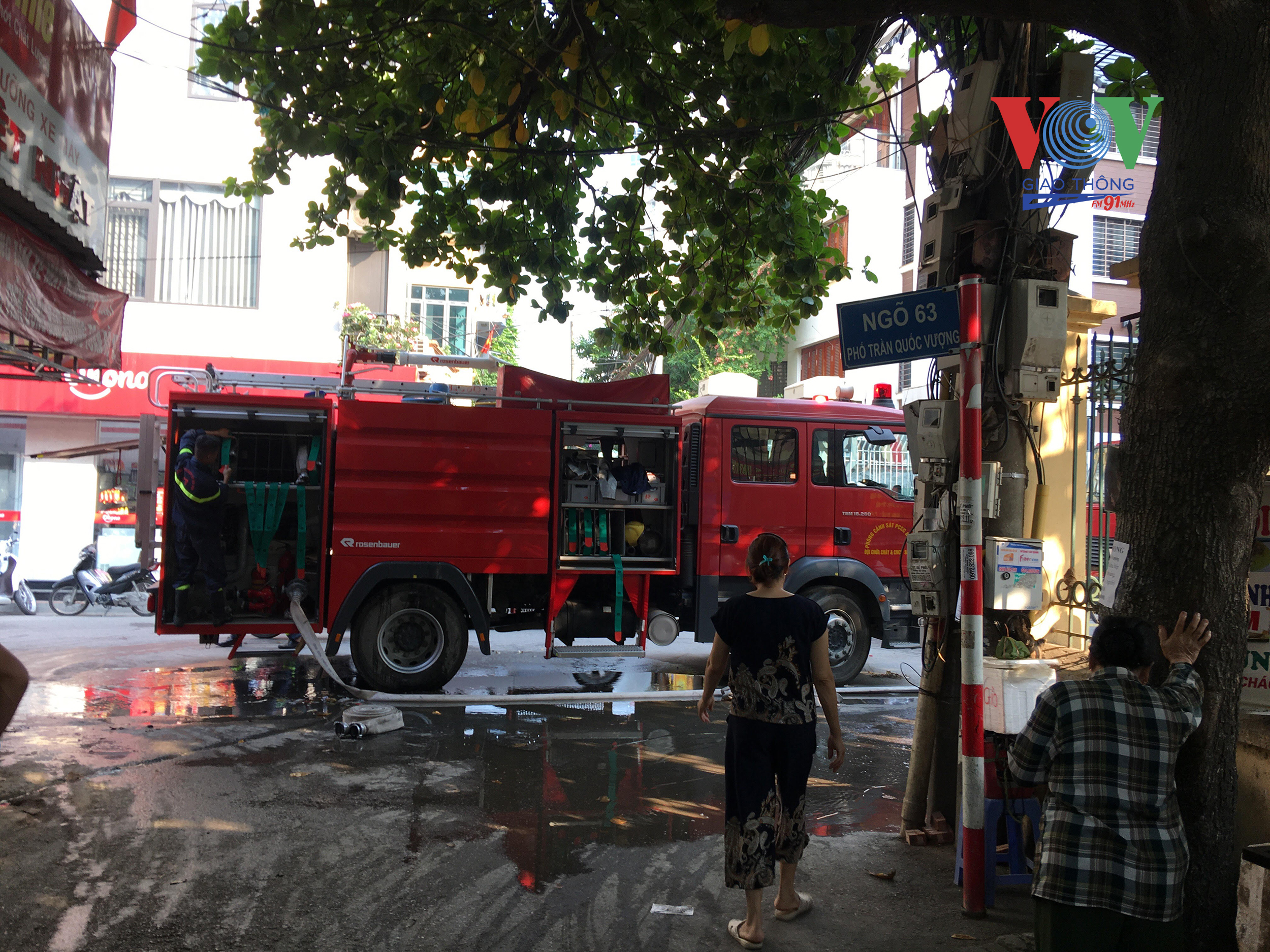 Xe cứu hỏa phải đặt xa hiện trường nên công tác chữa cháy gặp nhiều khó khăn