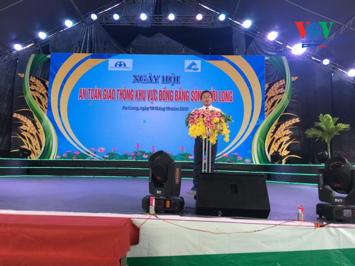 Ông Khuất Việt Hùng- Phó Chủ tịch chuyên trách Ủy ban An toàn giao thông Quốc gia phát biểu tại ngày hội