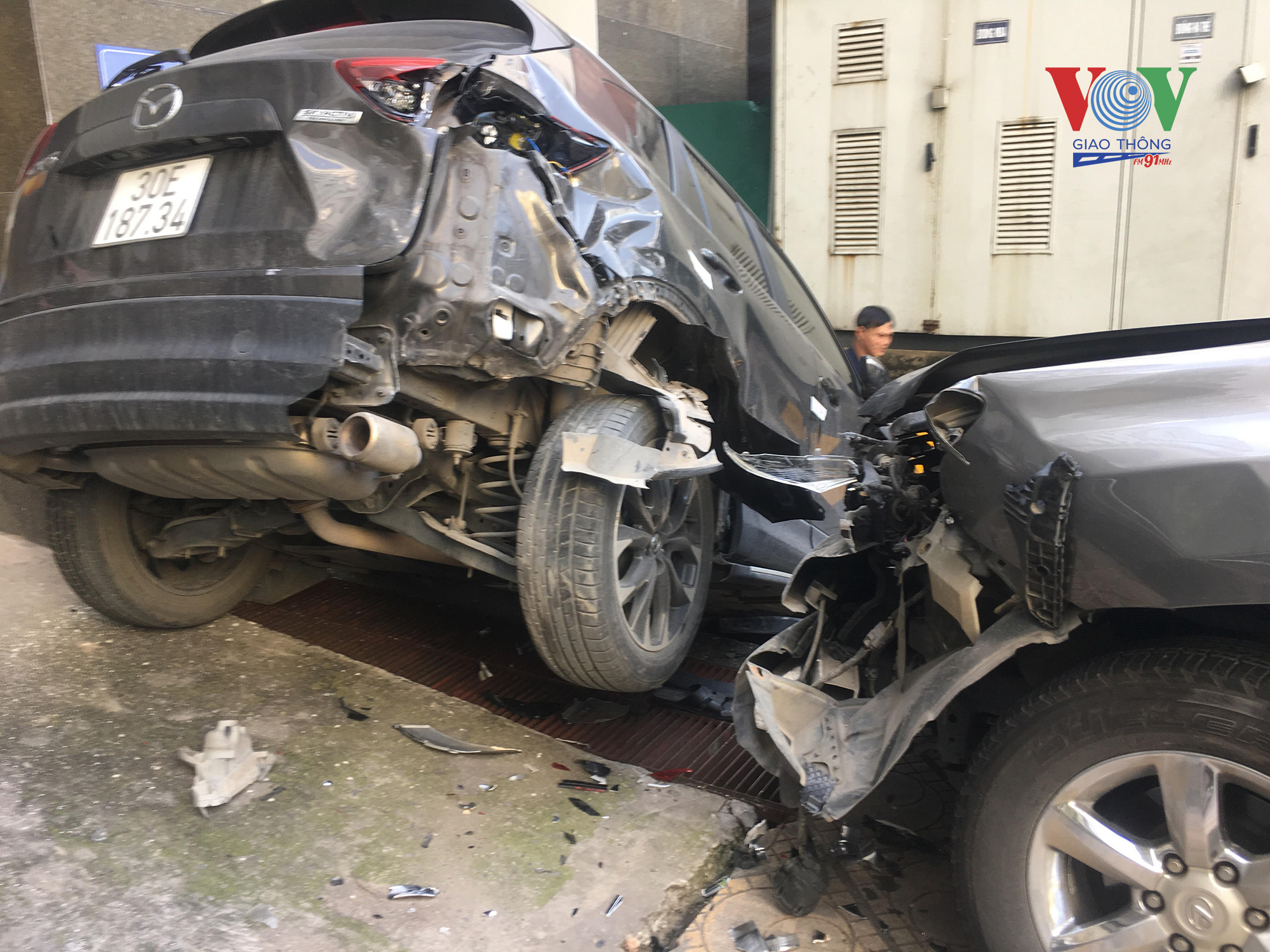 Chiếc Lexus mất lái tông hàng loạt các xe khác
