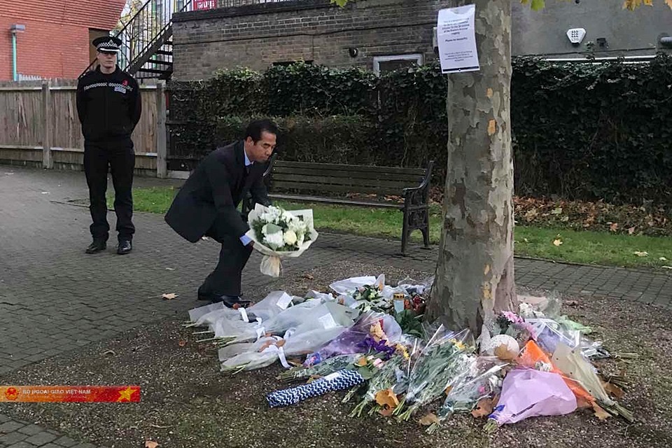 Thứ trưởng Bộ Ngoại giao Tô Anh Dũng đặt hoa tưởng niệm 39 nạn nhân tử vọng tại Essex, Anh