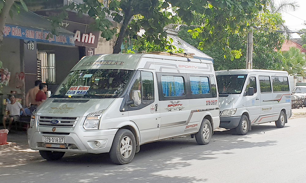 Hai xe phù hiệu hợp đồng nhưng đang chở khách như tuyến cố định dừng đón khách trên đường Nguyễn Sinh Sắc, TP Vinh, tỉnh Nghệ An.