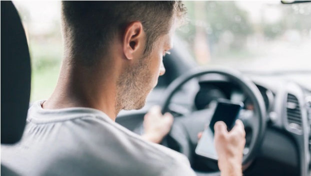 ​Người sử dụng điện thoại khi lái xe tại bang Queensland, Úc sẽ đối mặt với mức phạt 1000 đô-la Mỹ từ tháng 2/2020