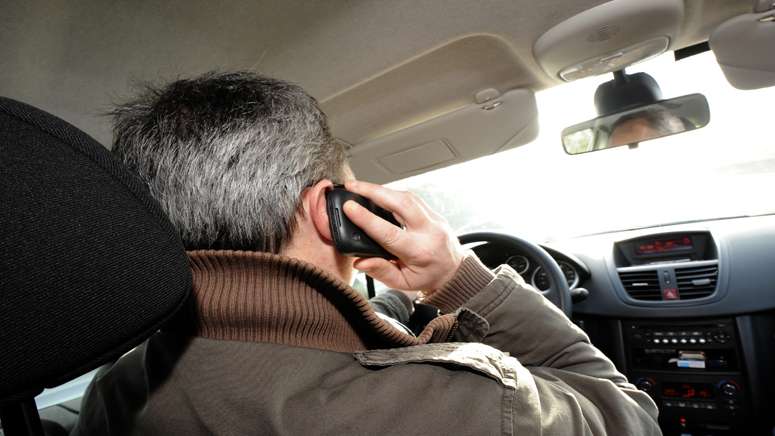 Úc đang đẩy mạnh siết chặt quy định cấm việc sử dụng điện thoại khi lái xe