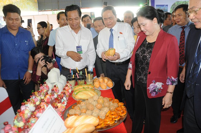 Chủ tịch Quốc hội Nguyễn Thị Kim Ngân tham quan mô hình ẩm thực làm bằng tượng sáp tại hội chợ