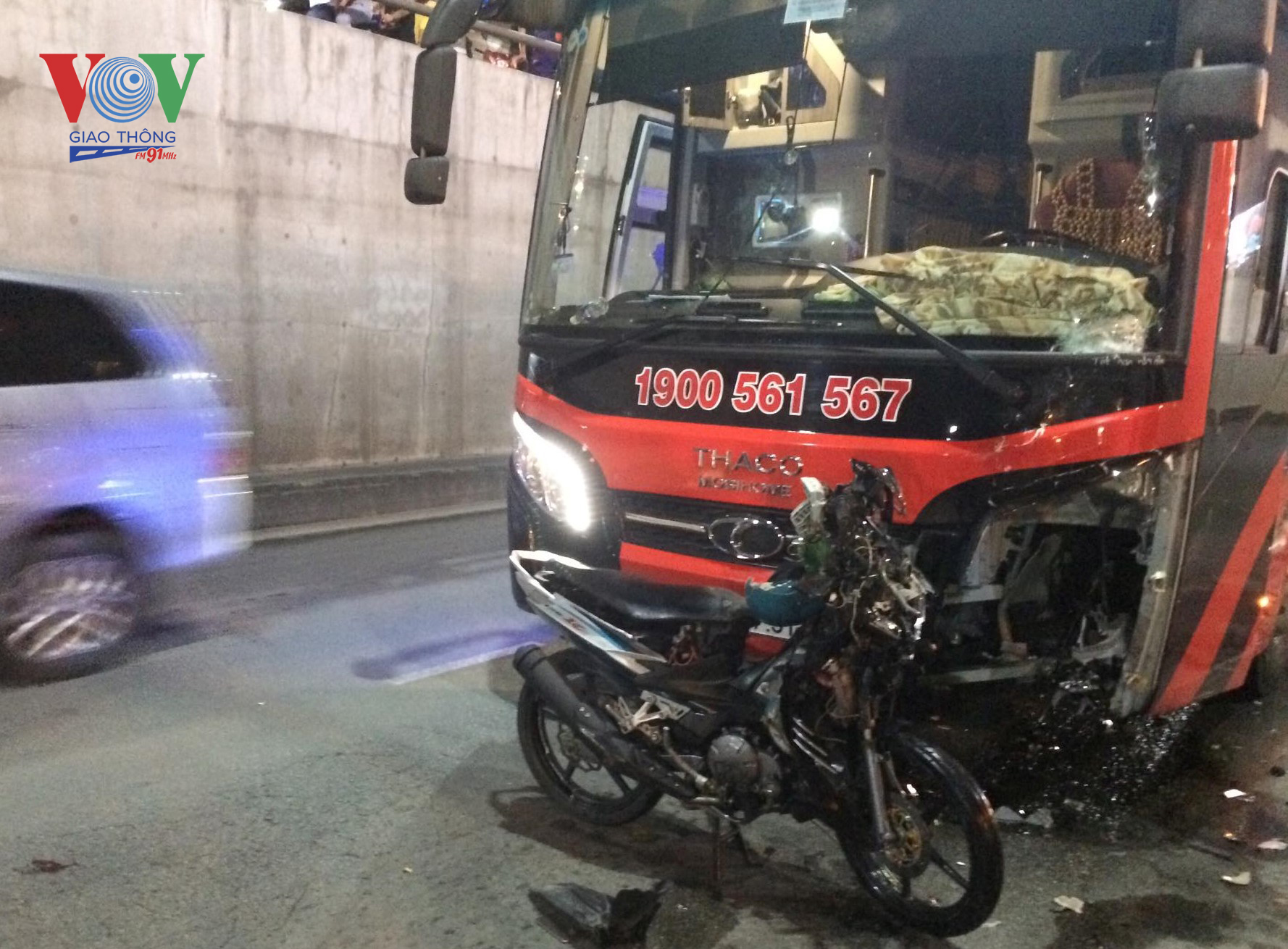 Chiếc xe máy vỡ nát biến dạng nặng sau cú tông kinh hoàng