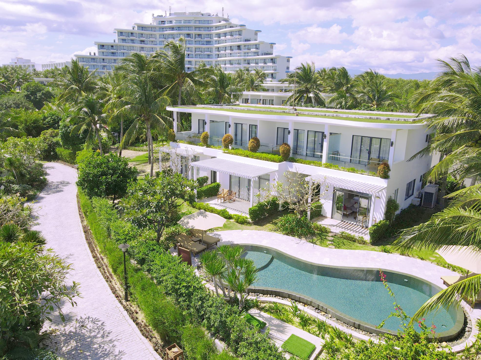 Resort 5 sao Cam Ranh Riviera với không gian xanh, biệt lập cùng hàng loạt tiện ích khép kín là điểm đến an toàn của du khách.
