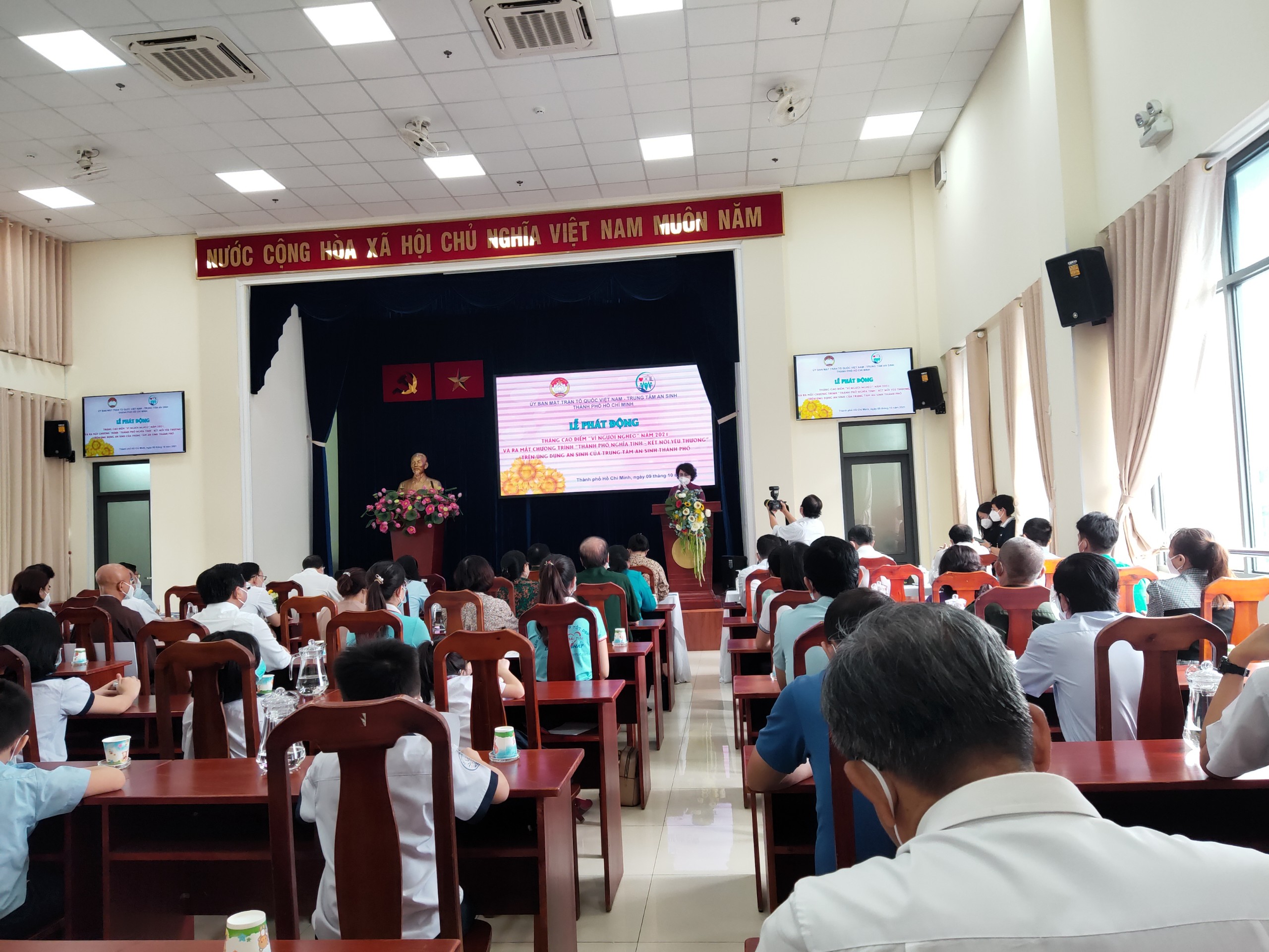 Ảnh 1: Bà Tô Thị Bích Châu - Chủ tịch UBMTQ Việt Nam TPHCM phát biểu tại Lễ phát động Tháng cao điểm “Vì người nghèo” năm 2021 sáng nay