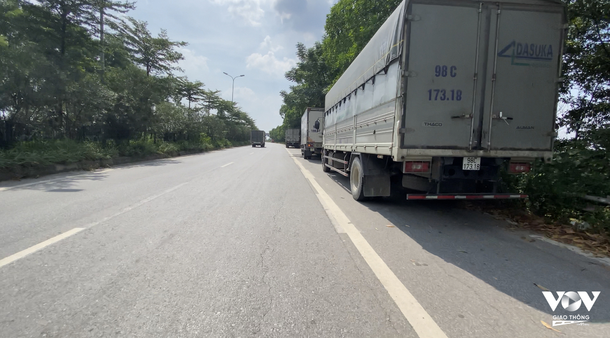 Việc đỗ xe sai quy định tại nhiều điểm trên Quốc lộ 18 đoạn qua huyện Sóc Sơn (Hà Nội) đã diễn ra nhiều năm nay