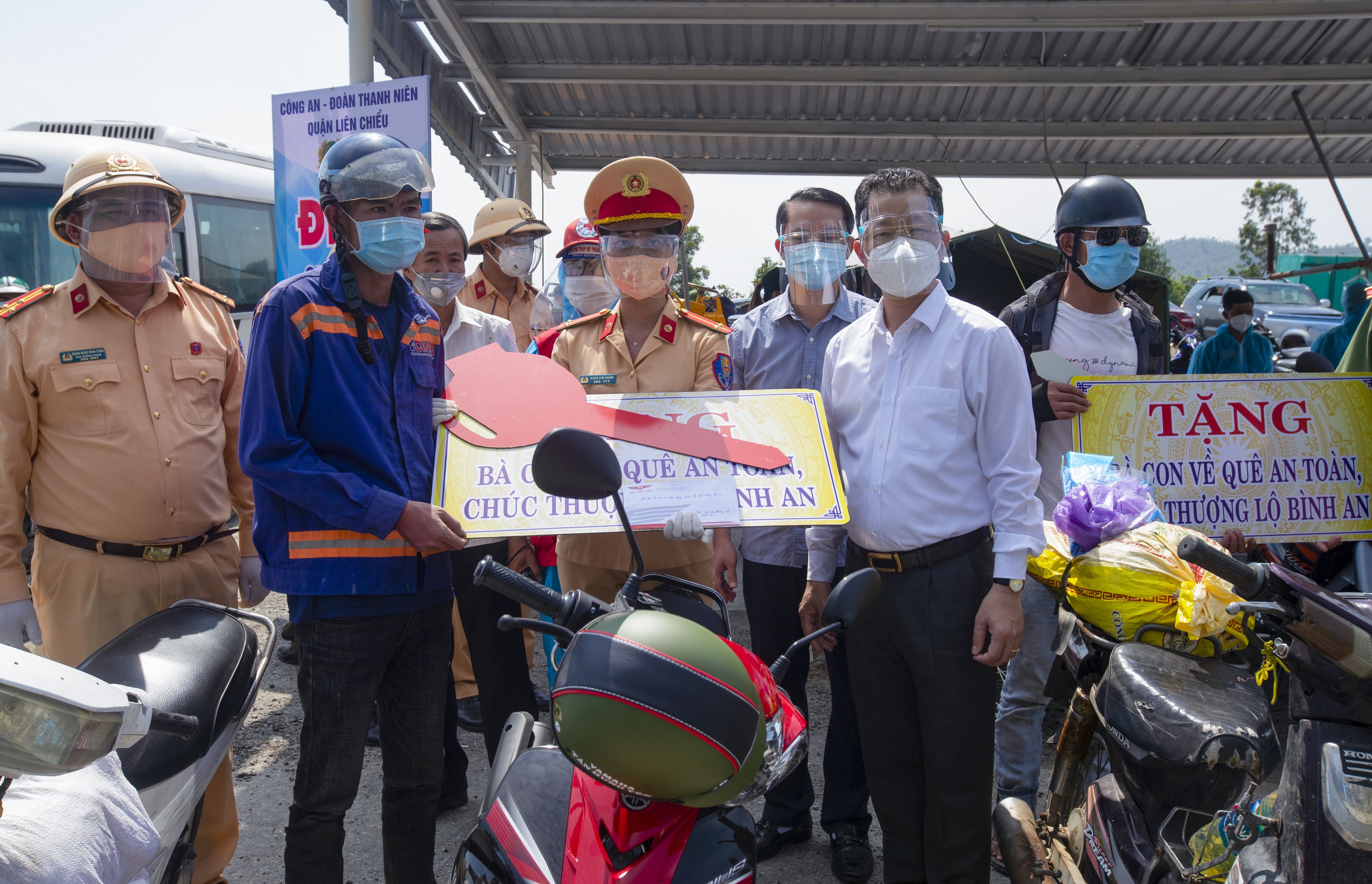 Bí thư Thành uỷ Đà Nẵng Nguyễn Văn Quảng trao biển tặng xe máy cho người dân ở các tỉnh phía Nam về quê ở miền Bắc 