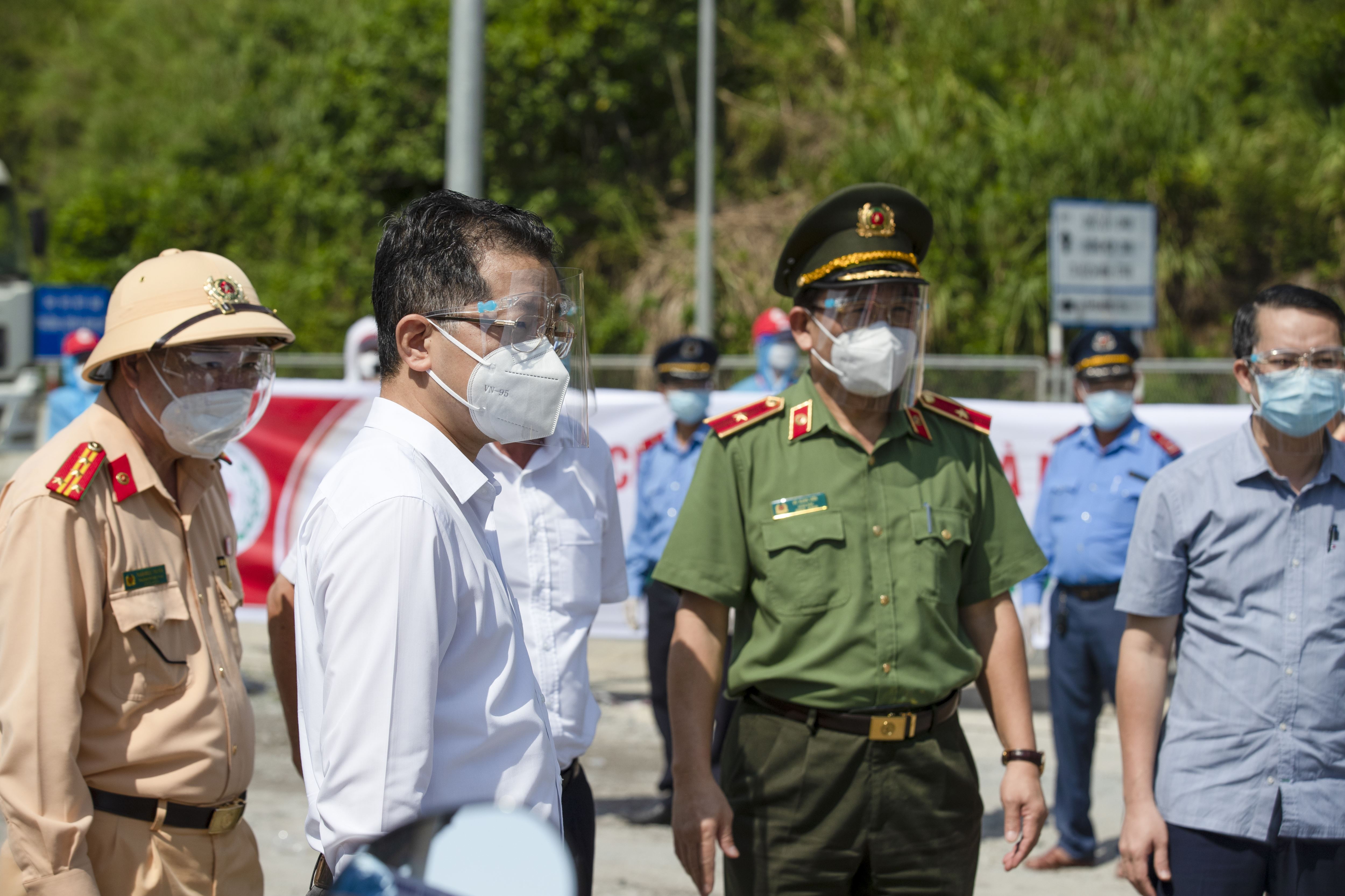 Bì thư Thành uỷ Đà Nẵng Nguyễn Văn Quảng thăm lực lượng làm nhiệm vụ tại các chốt kiểm dịch