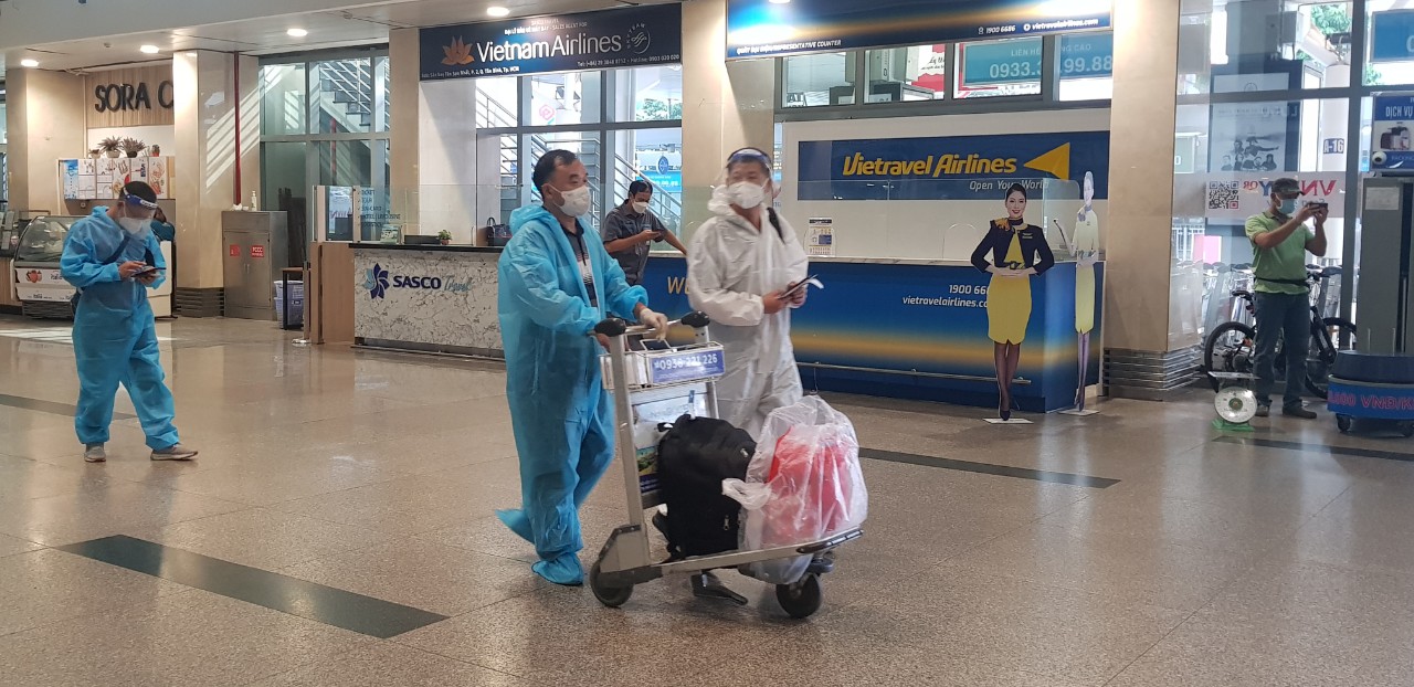     Lượng khách đến sân bay Tân Sơn Nhất trong ngày đầu thí điểm khá thưa thớt