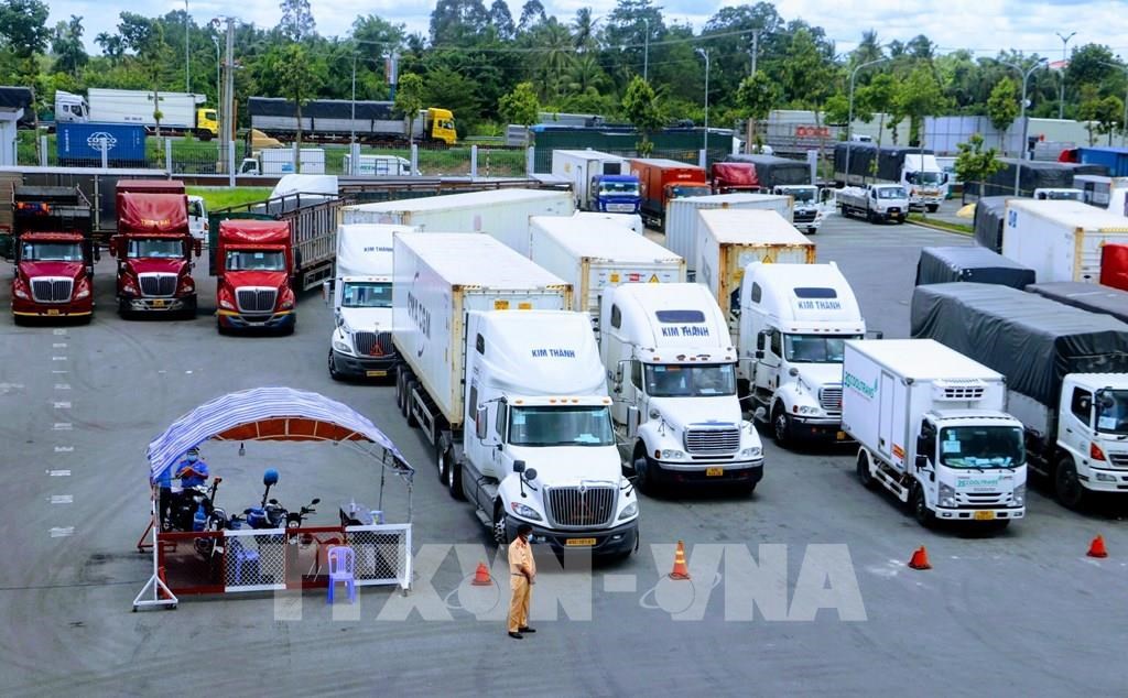 Rất đông xe tải, xe container chở hàng hóa xếp hàng chờ kiểm tra giấy tờ tại Bến xe Trung tâm thành phố Cần Thơ