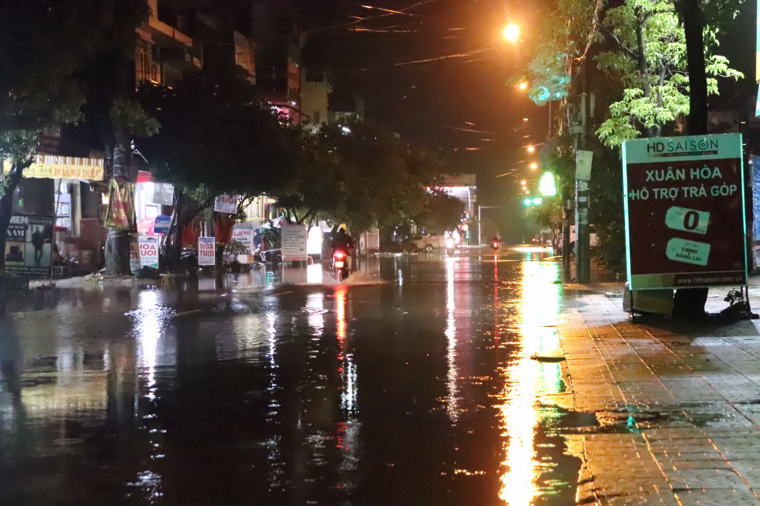 Mực nước sông Kiến Giang lên nhanh, nhiều tuyến đường ngập nặng tại thị trấn Kiến Giang, huyện Lệ Thủy bị ngập