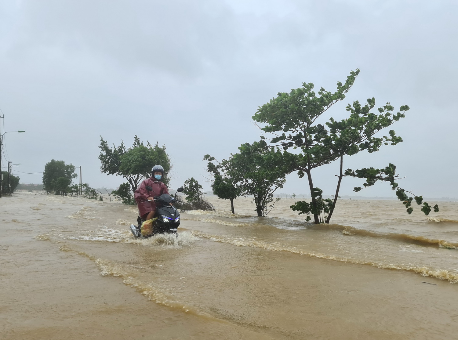 Nước dâng cao ngập các tuyến đường tại huyện Lệ Thủy