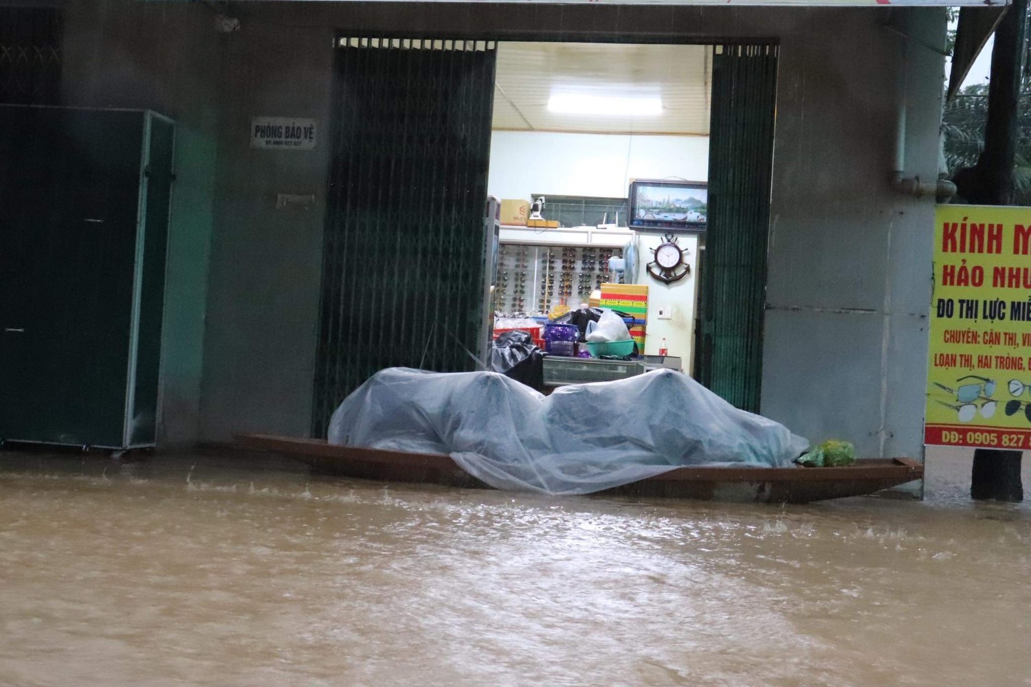 Nước lũ lên cao trong đêm, nhiều nhà cửa, ki ốt tại thị trấn Kiến Giang nước đã tràn vào nhà