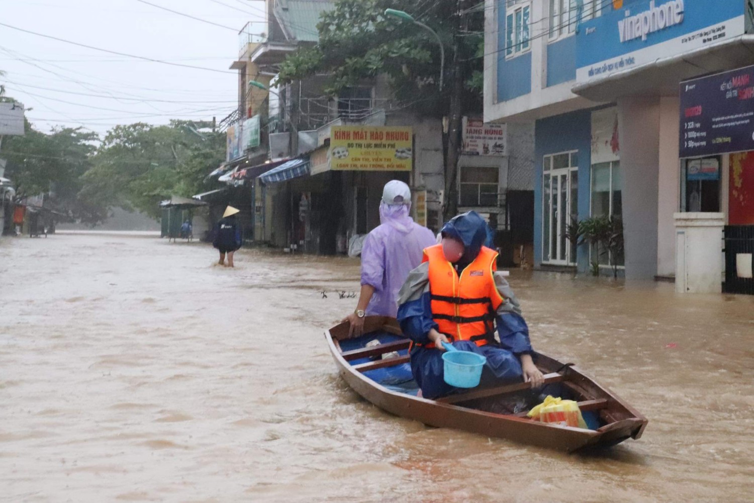 Thị trấn Kiến Giang có địa hình thấp trũng, nằm sát sông nên luôn bị ngập lụt khi có mưa kéo dài