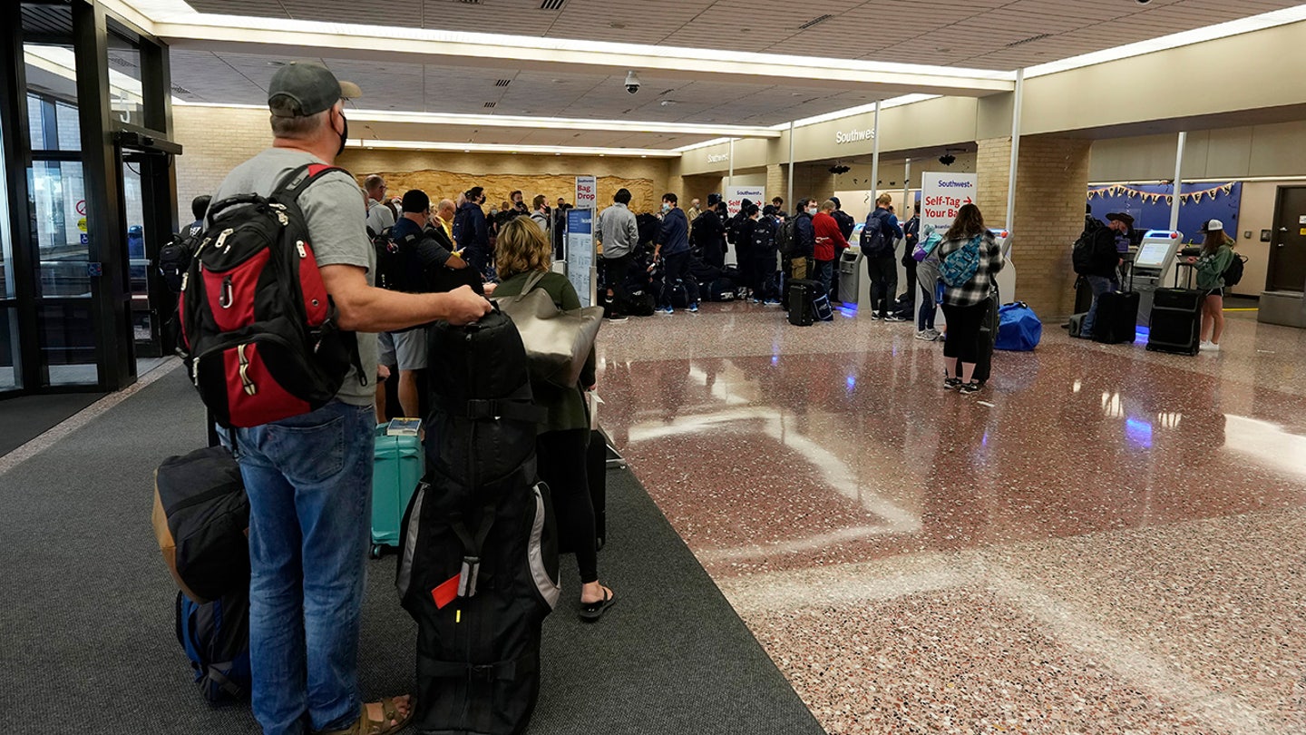 Hành khách xếp hàng tại khu vực bán vé cho các chuyến bay của Southwest Airlines ở sân bay Eppley, bang Nebraska - Ảnh AP