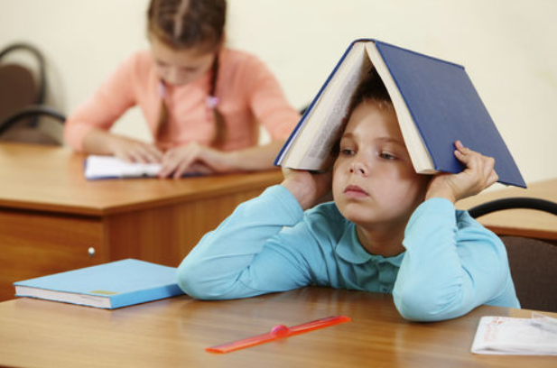Nhiều nghiên cứu gần đây cho thấy, số trẻ em thích đọc sách ngày càng ít hơn và con số này giảm dần theo độ tuổi - Ảnh minh họa