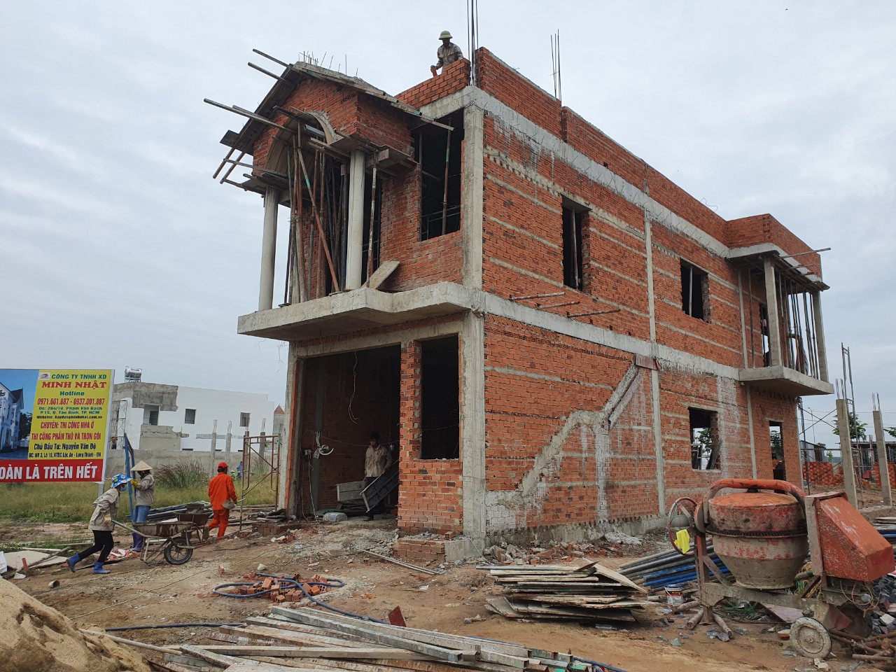 Ngôi nhà hai tầng của ông Nguyễn Minh Dũng đang dần thành hình