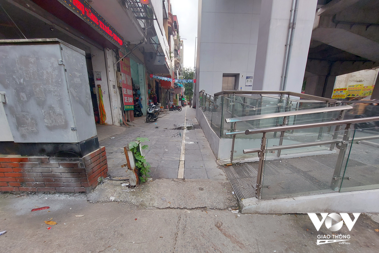 Khu vực lối vào đường xe lăn trước số nhà 353 Quang Trung có bốt điện, cản trở đi lại của xe lăn