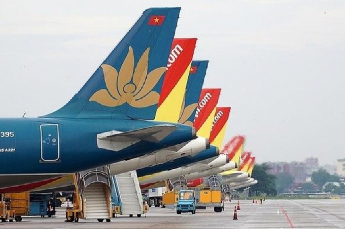 Hiệp hội Doanh nghiệp hàng không Việt Nam cho biết, số lượng chuyến bay và hành khách 6 tháng đầu năm giảm 60-70% so với thời điểm trước khi xuất hiện dịch Covid-19, khiến doanh thu của ngành hàng không giảm mạnh.