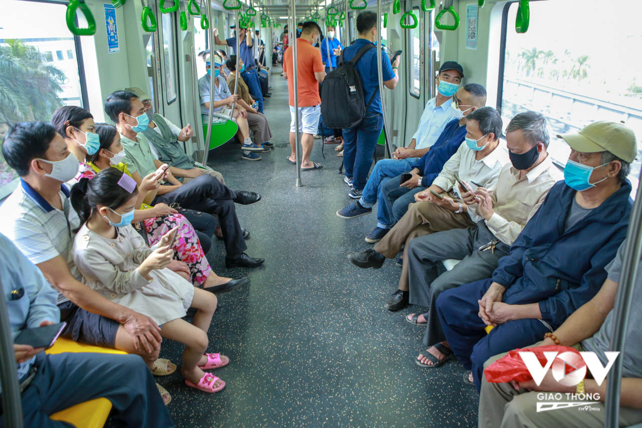 Những hành khách đầu tiên trải nghiệm chuyến tàu tuyến Cát Linh - Hà Đông.