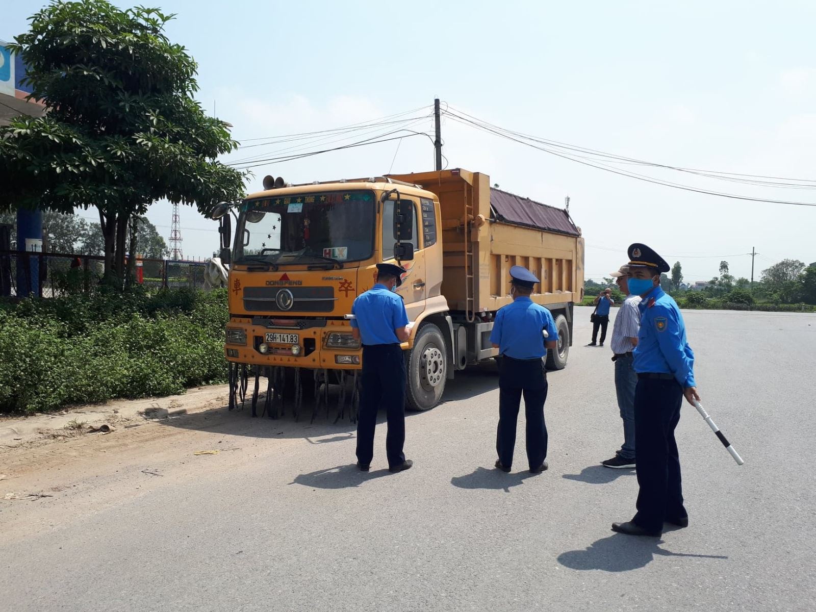 Thanh tra Sở GTVT Hà Nội xử lý xe quá tải trọng