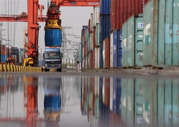 Bốc dỡ container hàng hóa tại cảng Đường Sơn, tỉnh Hà Bắc, Trung Quốc. (Ảnh: TTXVN)