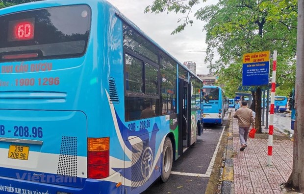 Xe buýt trên đường phố Hà Nội. (Ảnh: Vietnam+)