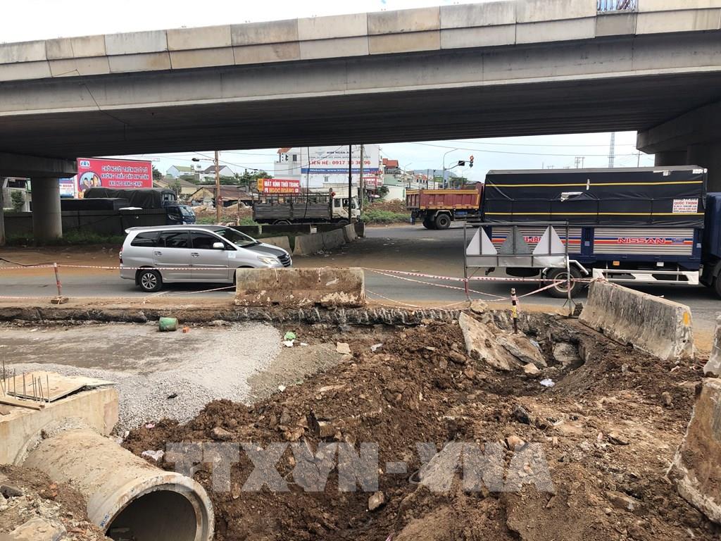 Hệ thống thoát nước bị ngưng thi công ảnh hưởng đến giao thông tại khu vực cầu vượt ngã tư Dầu Giây. Ảnh: Nguyễn Văn Việt - TTXVN