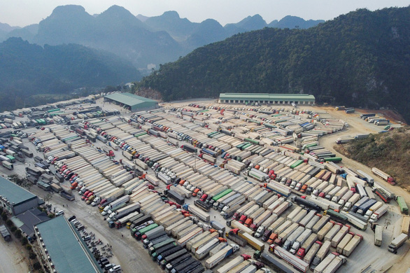 Cả nghìn xe chở nông sản chờ thông quan ở khu vực cửa khẩu Tân Thanh (Lạng Sơn) giữa tháng 12