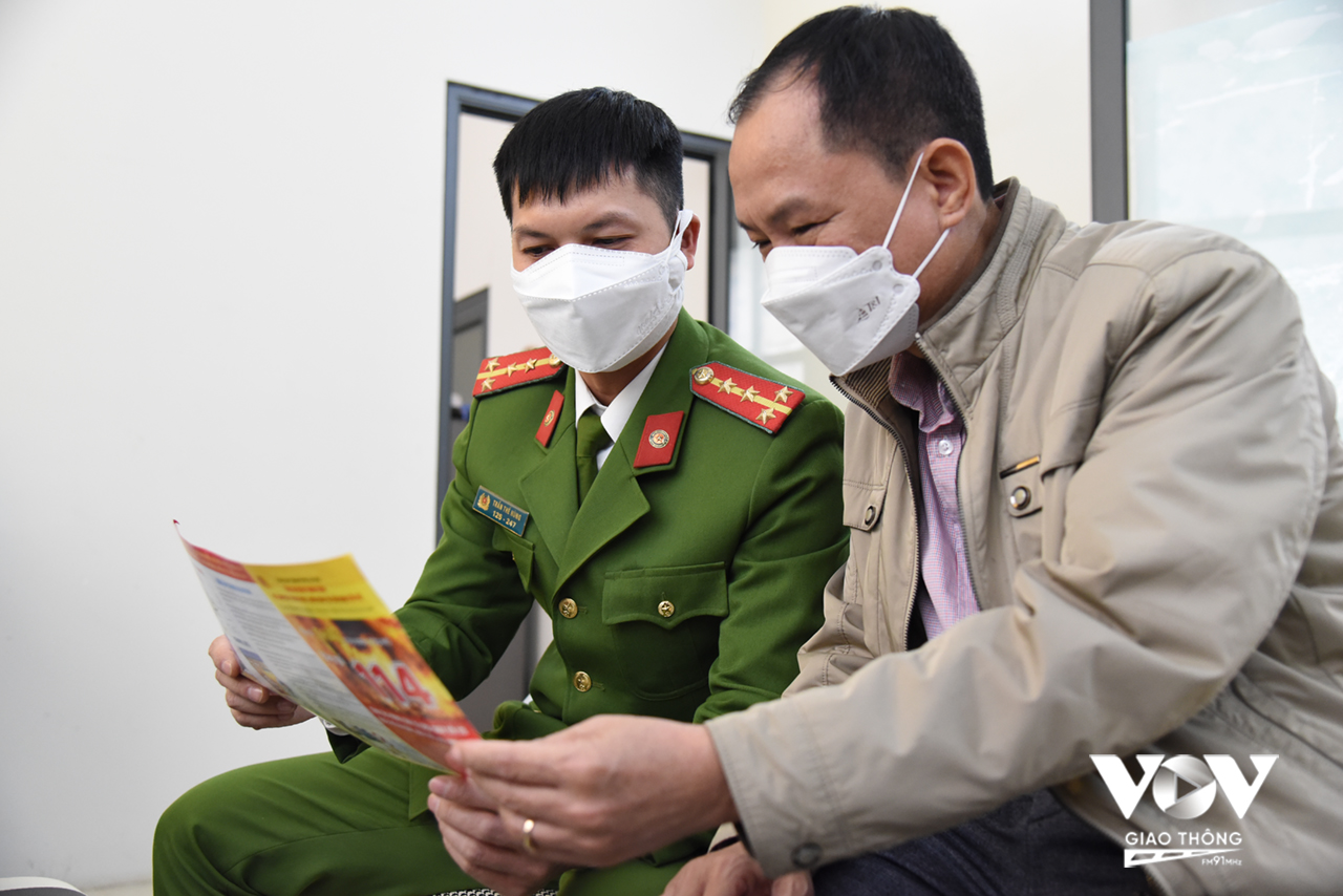 Cảnh sát PCCC&CNCH Công an Quận Thanh Xuân phổ biến công tác an toàn cháy nổ cho các tiểu thương tại chợ Kim Giang