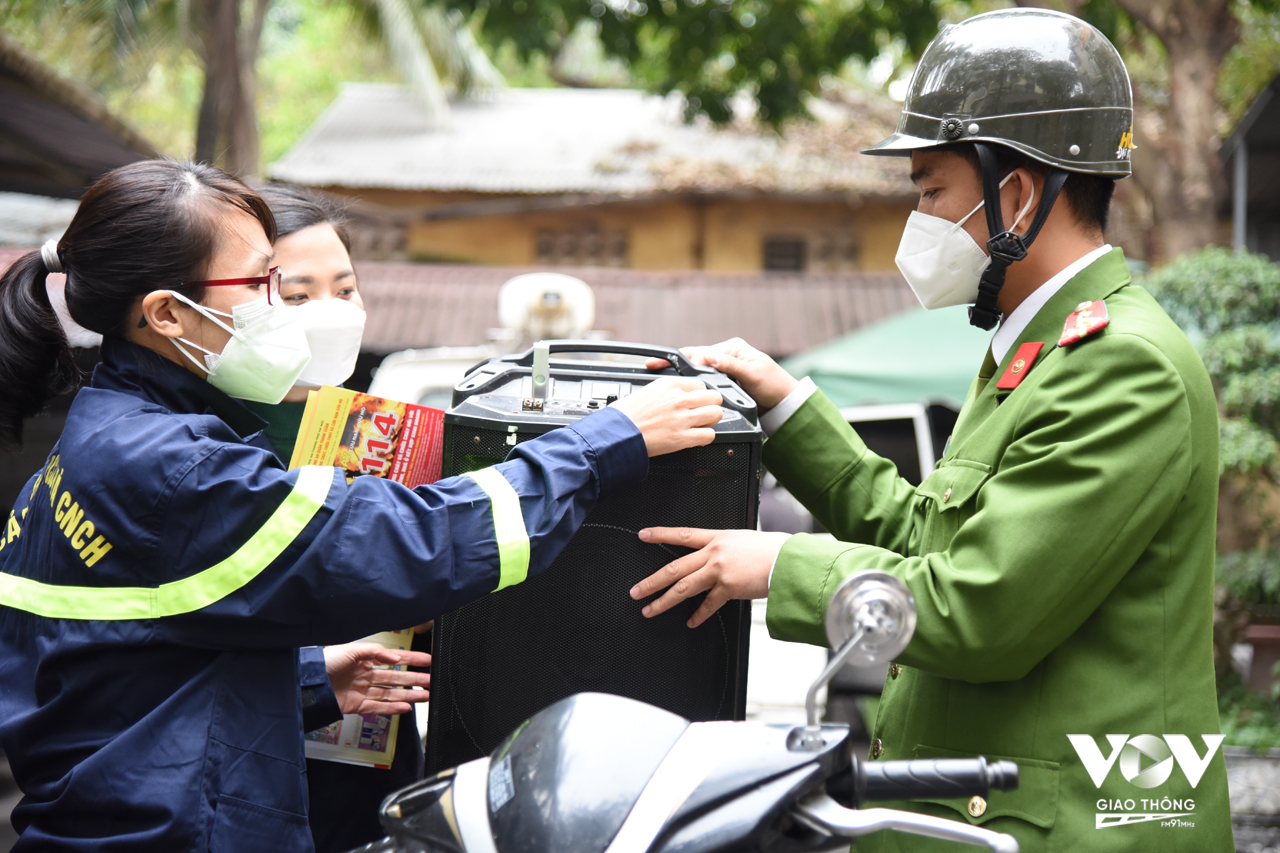 Cán bộ, chiến sỹ PCCC Thanh Xuân chuẩn bị hệ thống loa lưu động trước khi tuyên truyền